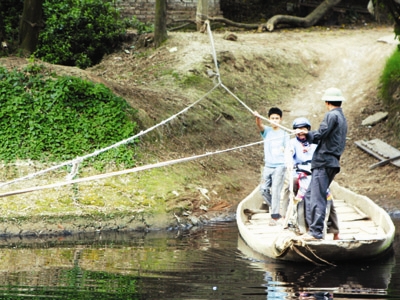 Cảnh đò đu dây trên sông Nhuệ đoạn qua xã Mỹ Hưng, Thanh Oai, Hà Nội	Ảnh: Minh Đức